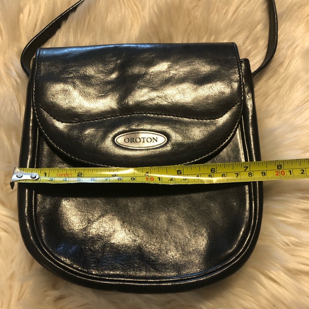 Oroton black leather crossbody purse with snap flap and slip pocket on back - Picture 8 of 9